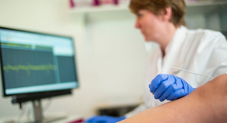 Ärztin untersucht Nerven eines Patienten