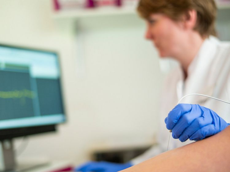 Ärztin untersucht Nerven eines Patienten