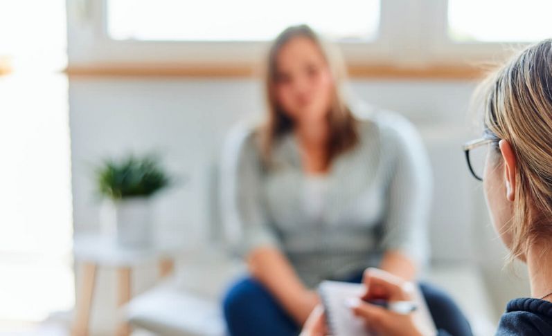 Therapeutin spricht mit Patientin