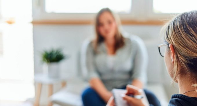 Therapeutin spricht mit Patientin