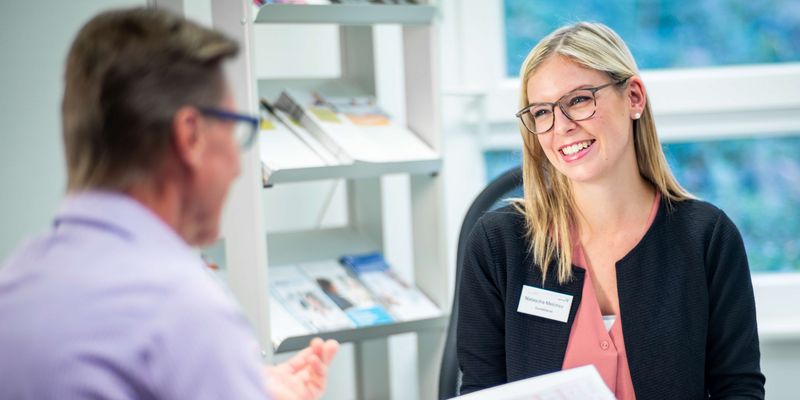 Sozialdienstmitarbeiterin berät Patient