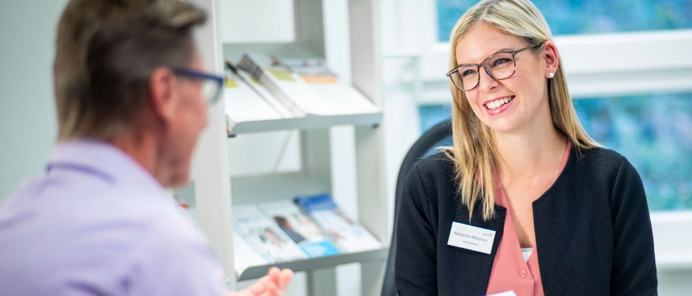 Sozialdienstmitarbeiterin berät Patient