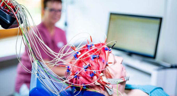 MFA misst Gehirnströme einer am Kopf verkabelten Patientin