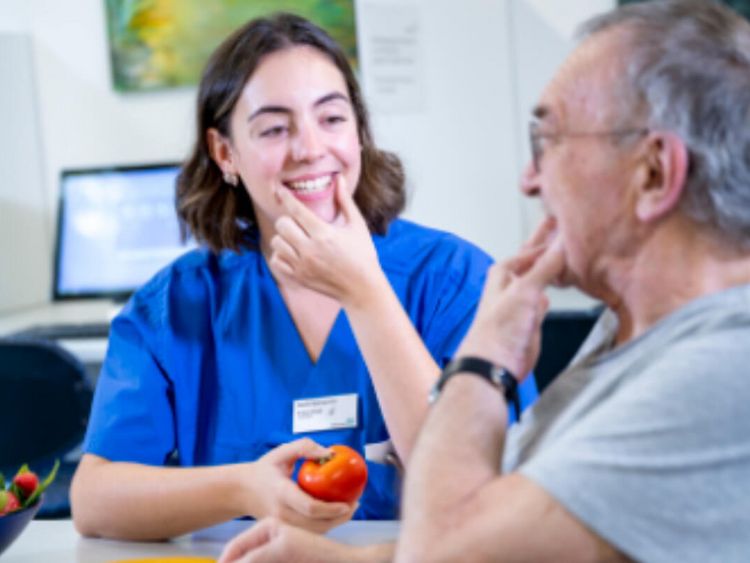 Logopädin und Patientin machen gemeinsam Sprechübungen