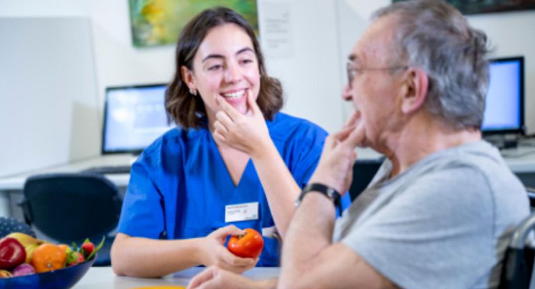 Logopädin und Patientin machen gemeinsam Sprechübungen