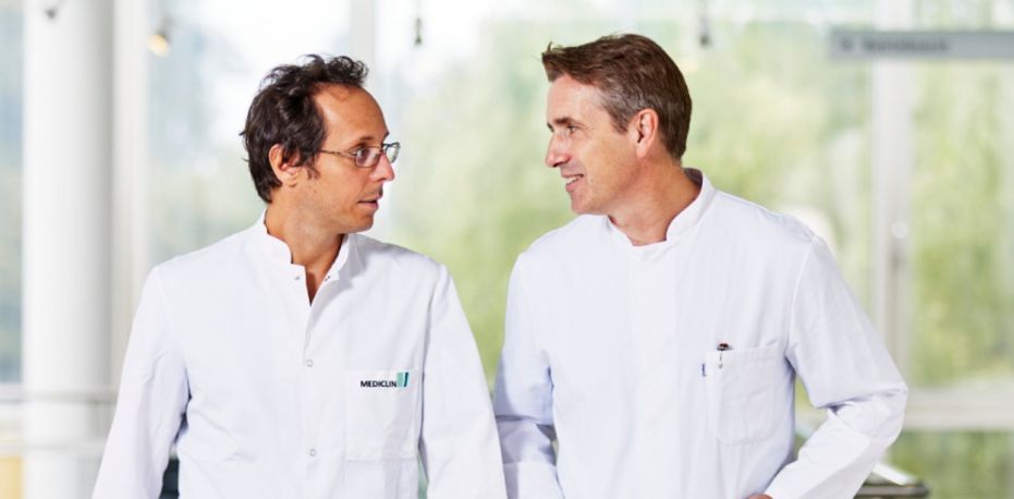 PD Dr. Mashayekhi und Prof. Dr. Sodian sprechen miteinander und schauen sich an